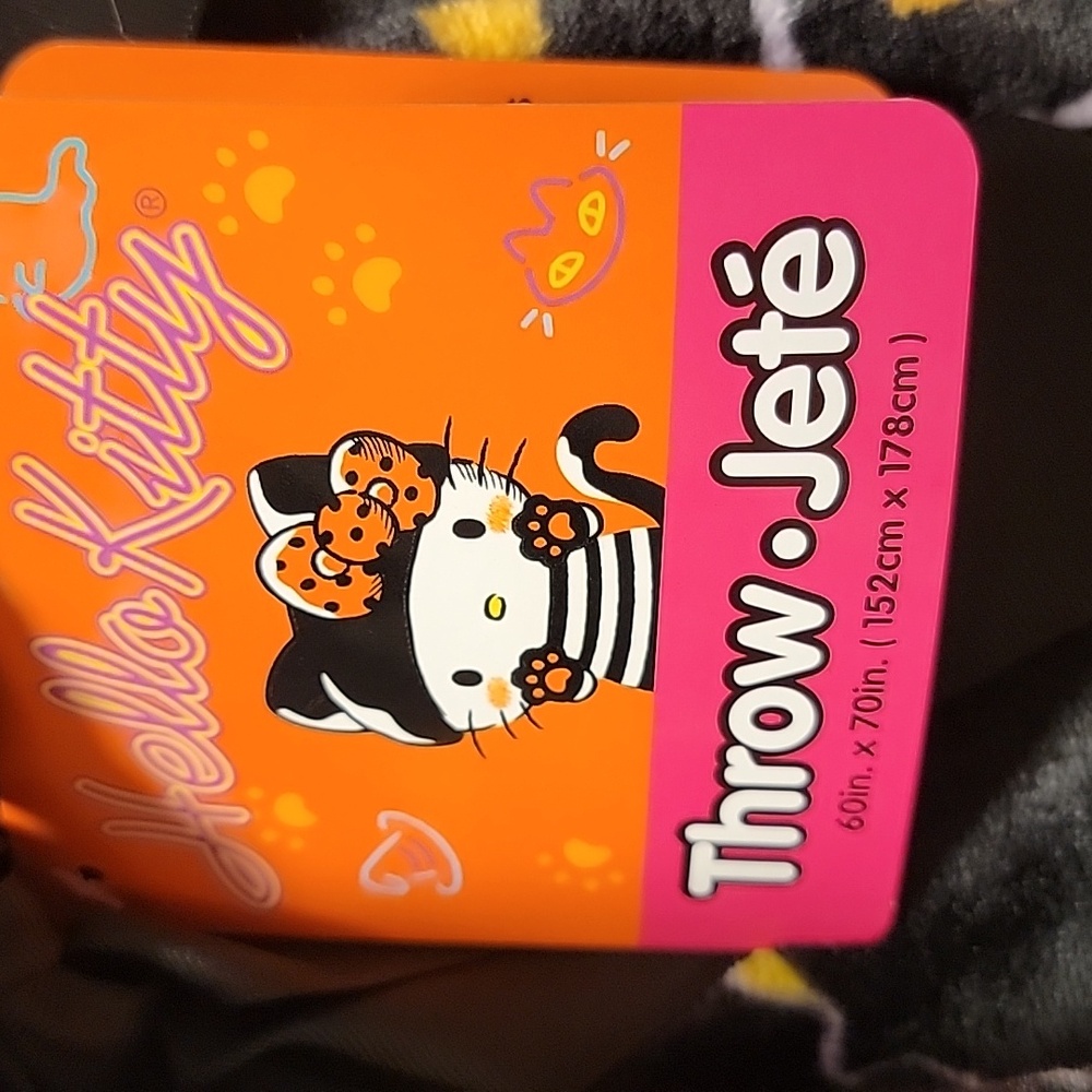 Hello Kitty Holloween Throw Blanket - Picture 3 of 6